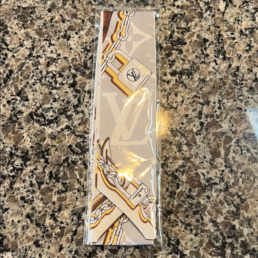 Louis Vuitton Beige and Gold Chain Scarf